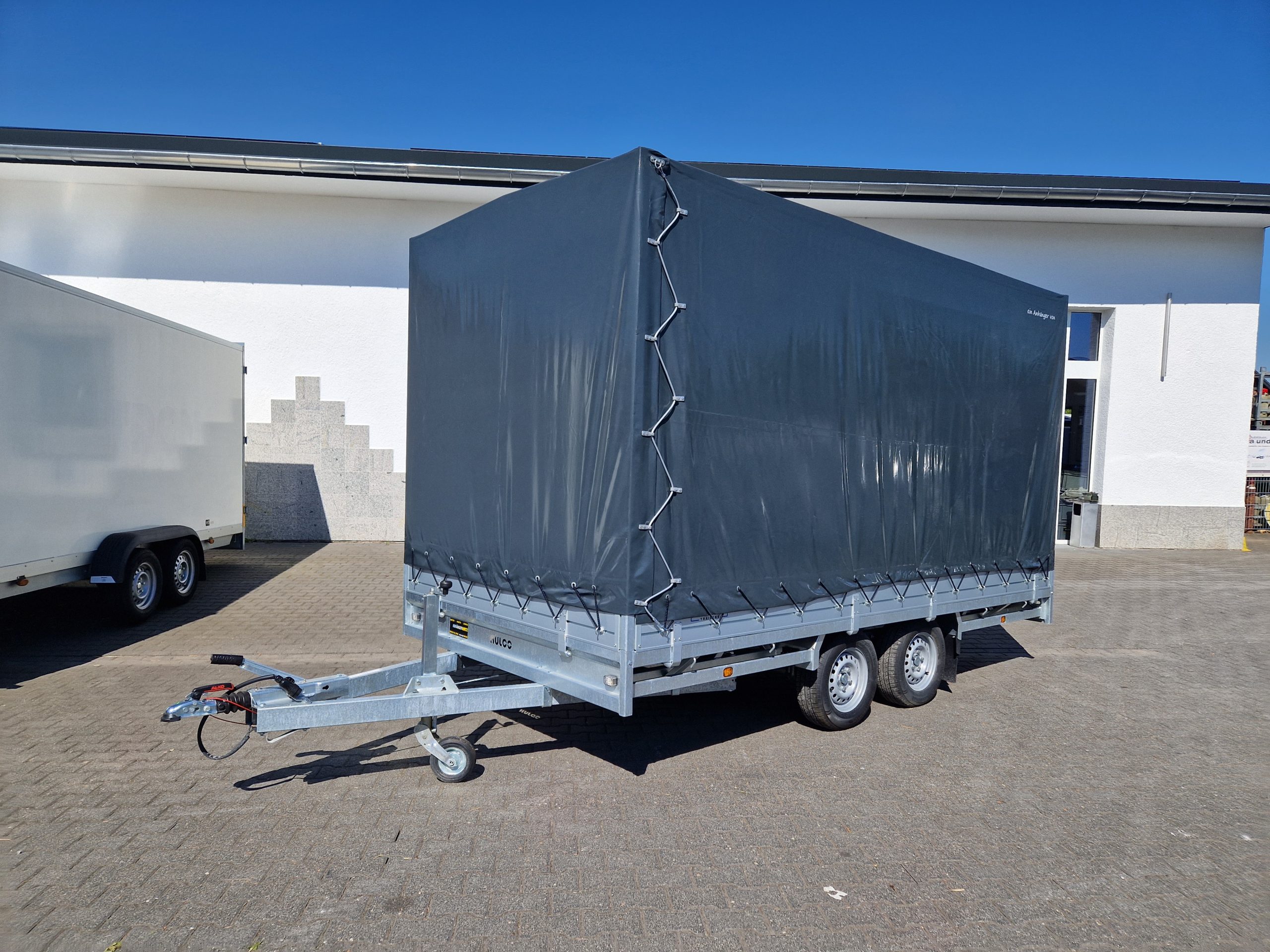 20220812_112815-scaled-1.jpg MEDAX – 2 3000 405x203x210cm Hochplane grau 12″ niedrig Fahrwerk 3000kg – Image 1