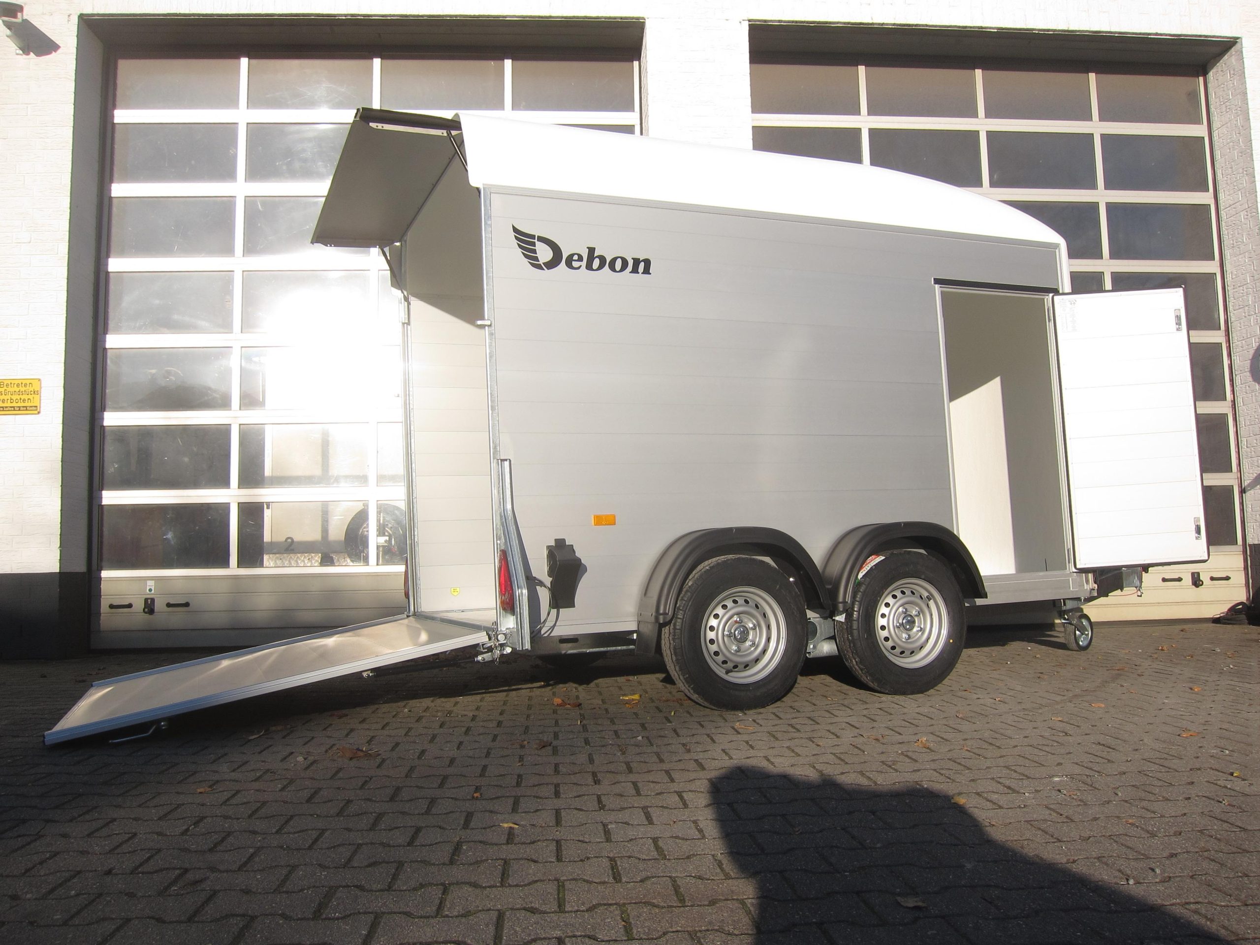 45970-9868-scaled-1.jpg Cargo Roadster 500+ 312x167x199cm Alu Poly white Seitentür Pullman 100km/H 2600kg Fahrschulaktion – Image 1