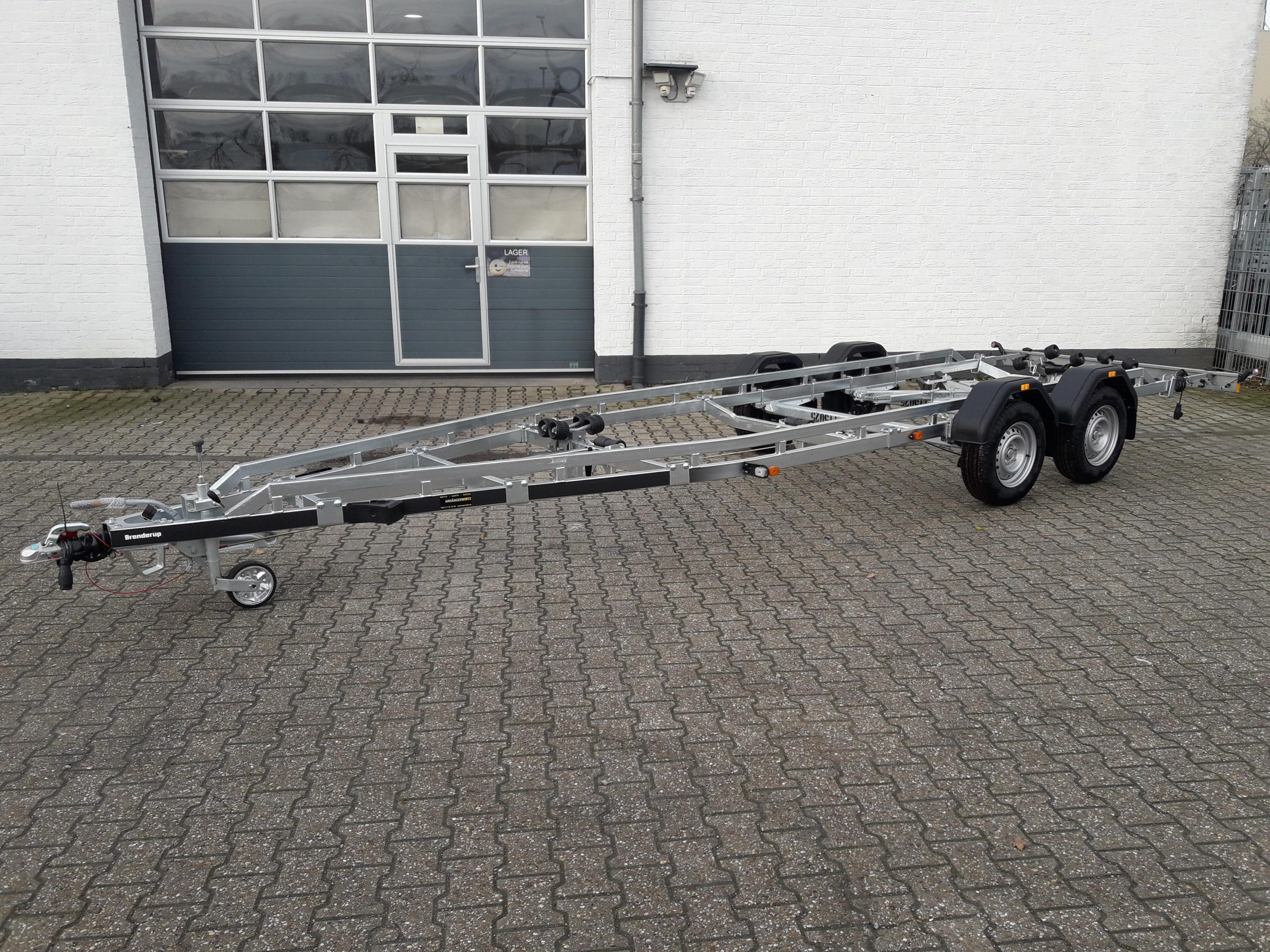 46155-13689-scaled-1.jpg Brenderup Bootstrailer Premium 242500 TB SR 2500 Superrollen Winde 2500kg 312269 Modell 2025 – Image 1